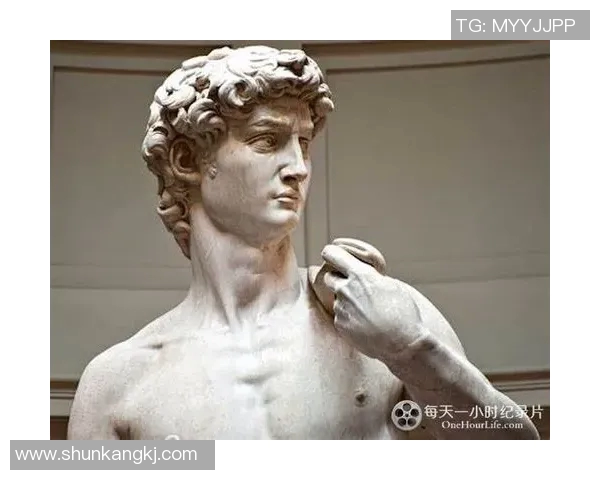 足球明星如同大卫雕像般矗立于绿茵场上展现无与伦比的风采与魅力