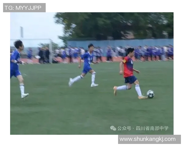 足球明星在赛场上精彩瞬间射门与抢断的完美结合展现运动魅力与技术之美