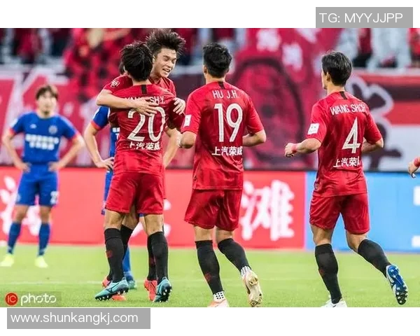 上港与百嘉激战正酣球迷期待精彩对决与绝妙进球瞬间 上港与百嘉激战正酣球迷期待精彩对决与绝妙进球瞬间