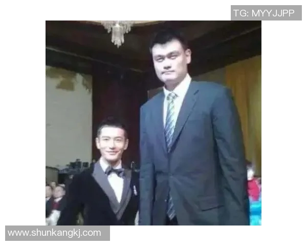 篮球巨星与娱乐圈明星亲密合影瞬间展现运动与艺术的完美结合